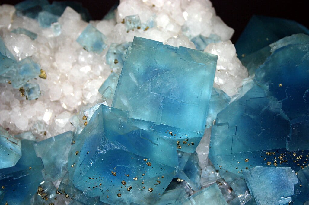 Fluorit-Kristalle (blau) mit Pyrit (goldfarben)