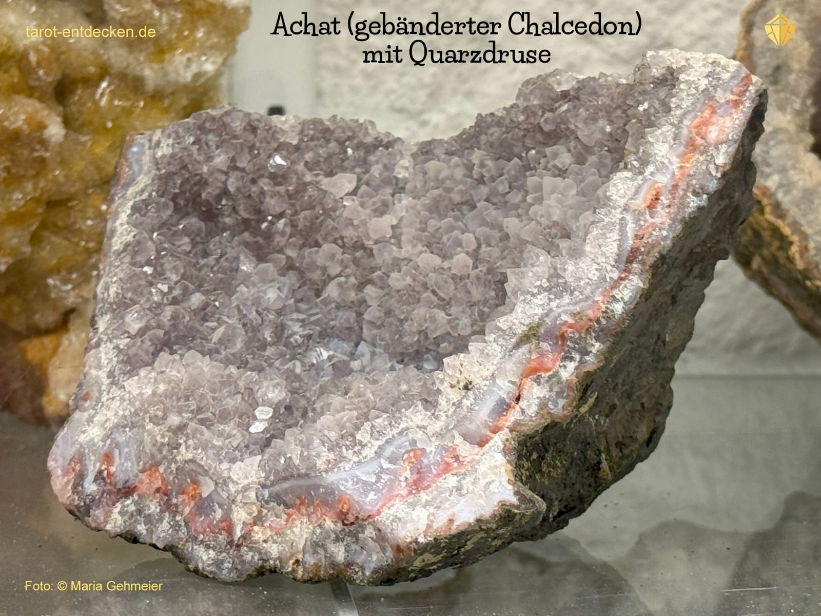 Achat (gebänderter Chalcedon) mit Quarzdruse