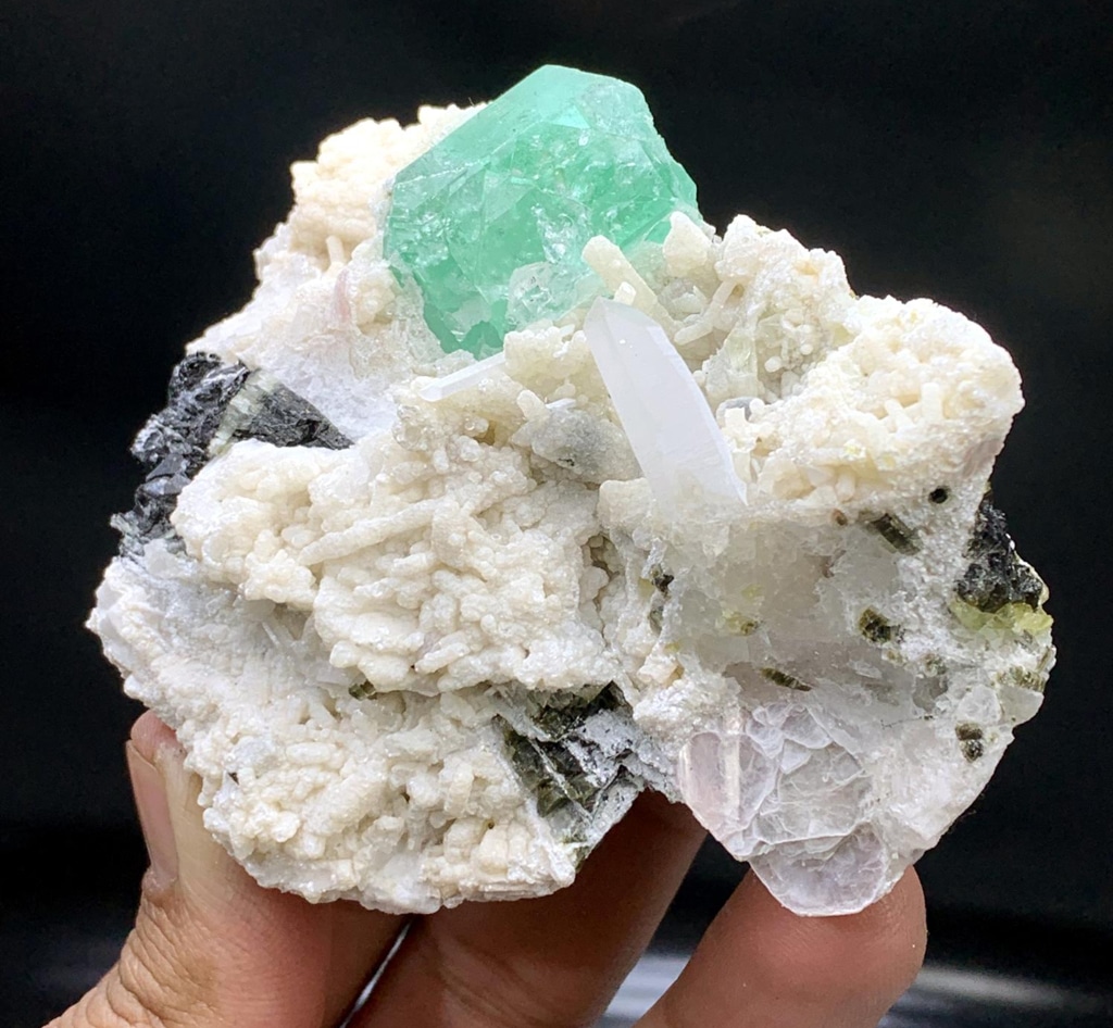 Grüner Fluorit (kubisch) auf weißem Cleavelandit mit Quarz/Schorl