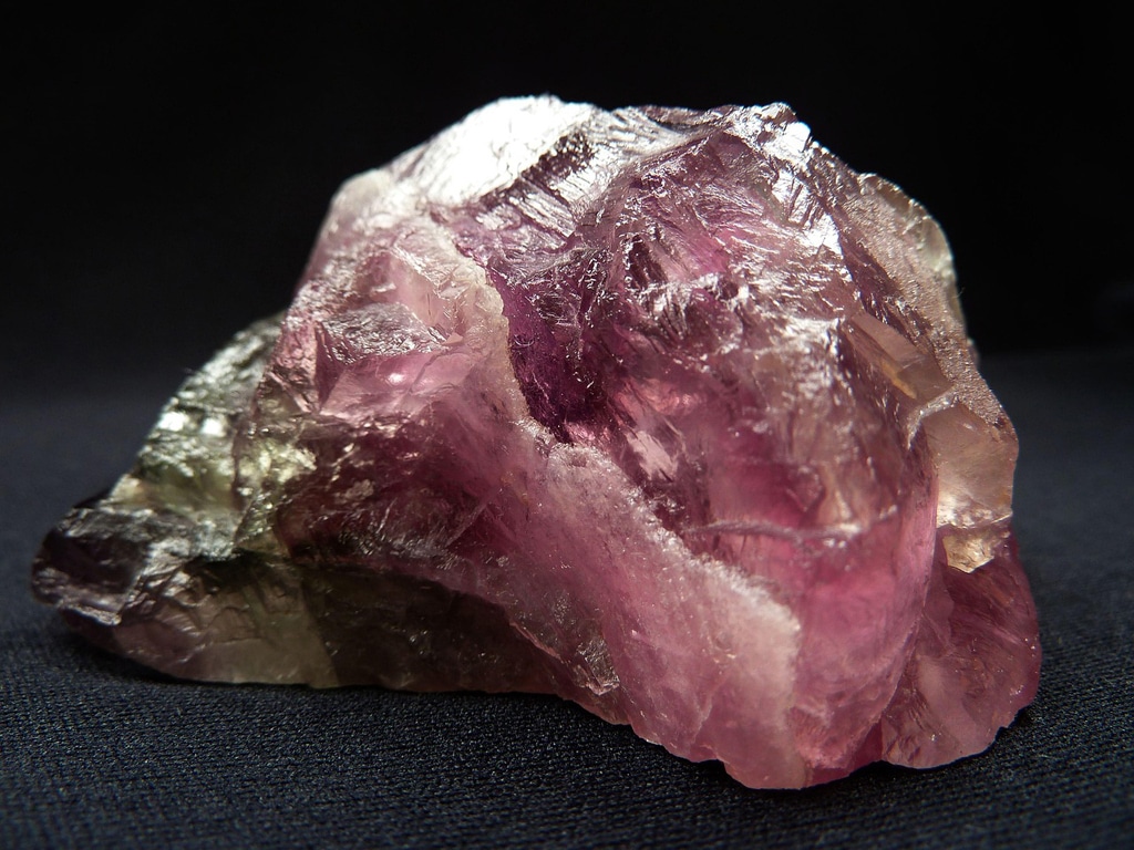Rosa-violetter Fluorit (Rohstück)